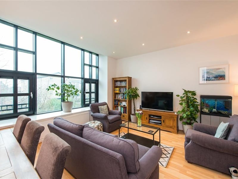 Living room / Dining room.