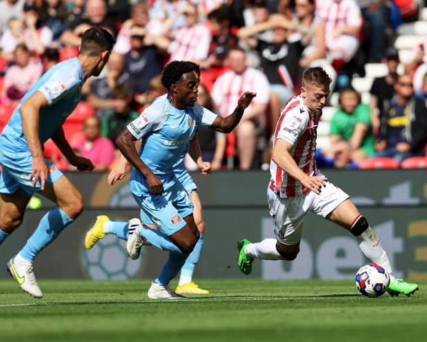 STOKE ON TRENT, ENGLAND - AUGUST 20: Liam Delap of Stoke City moves away from Jay Matete of Sunderland during the Sky Bet Championship between Stoke City and Sunderland at Bet365 Stadium on August 20, 2022 in Stoke on Trent, England. (Photo by Clive Brunskill/Getty Images)