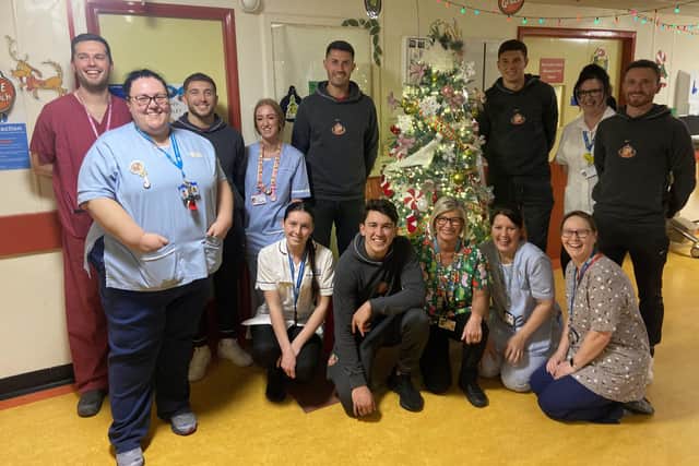 Sunderland players Lynden Gooch, Danny Batth, Ross Stewart, Corry Evans and Luke O'Nien pose for a picture with children's ward staff at Sunderland Royal Hospital. 

Picture by FRANK REID