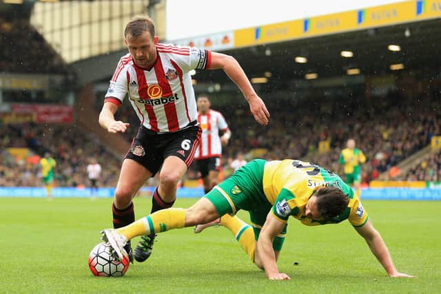 NORWICH, ENGLAND - APRIL 16:  Lee Cattermole of Sunderland is challenged by Matthew Jarvis of Norwich City during the Barclays Premier League match between Norwich City and Sunderland at Carrow Road on April 16, 2016 in Norwich, England.  (Photo by Stephen Pond/Getty Images)