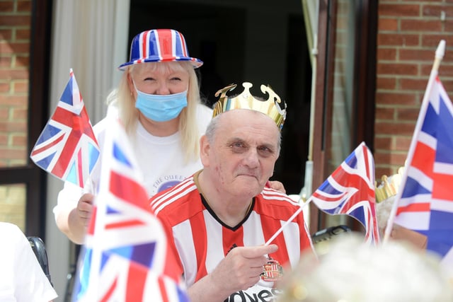 His Sunderland top fits right in with the Jubilee colour scheme - looking good!