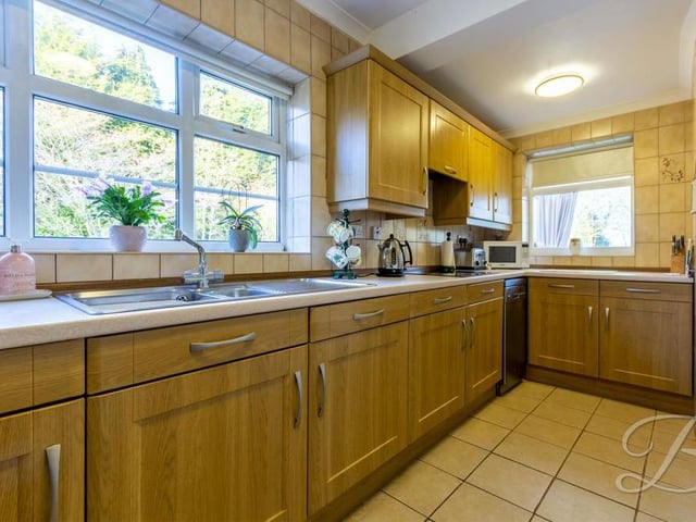 The kitchen has a rustic feel to it. It comes complete with a range of units and cabinets, plus lots of worktop space to prepare meals.