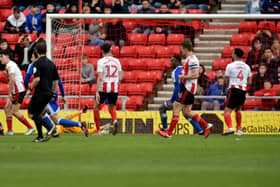 Mikael Mandron scored a brace to prevent Sunderland climbing to third in the League One table