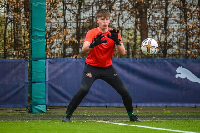 17-year-old Ben Metcalf joined Sunderland in 2021 having previously played at Cramlington Juniors and has impressed for the club’s age group sides whilst working closely with the Black Cats hidden gem goalkeeping coach Mark Purdoe. Metalf penned a two-year scholarship at the Academy of Light amid interest from Liverpool, Leeds United, Doncaster Rovers, Fleetwood Town, and Blackpool. (Brilliant photo courtesy of Ben Cuthbertson)