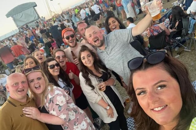 The eternal struggle to fit the whole gang into one selfie ... but this group nailed it!