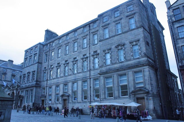 In 1932, MacRae designed an extension to Edinburgh City Chambers on the High Street, including a new frontage and east and west wings.
