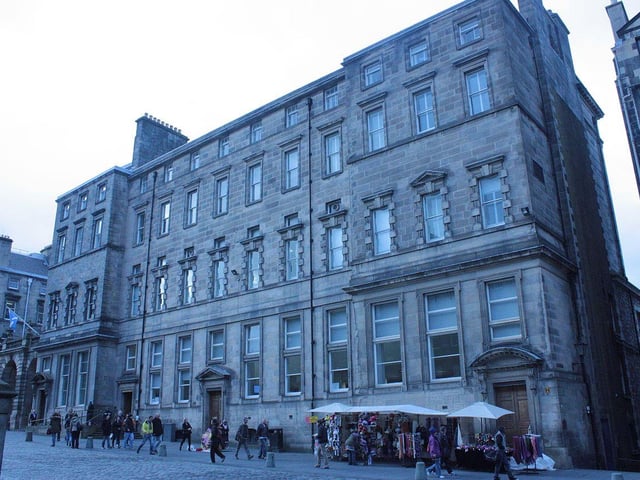 In 1932, MacRae designed an extension to Edinburgh City Chambers on the High Street, including a new frontage and east and west wings.