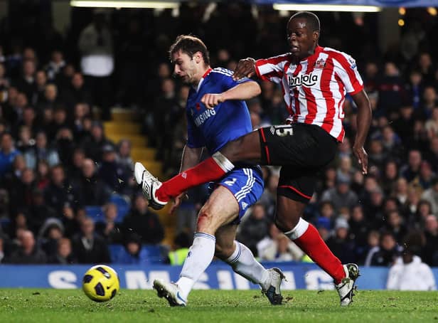 LONDON, ENGLAND - NOVEMBER 14:  Nedum Onuoha of Sunderland beats Branislav Ivanovic of Chelsea to score their first goal during the Barclays Premier League match between Chelsea and Sunderland at Stamford Bridge on November 14, 2010 in London, England.  (Photo by Scott Heavey/Getty Images)