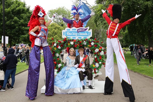 Cinderella and Prince Charming meet the stiltwalkers