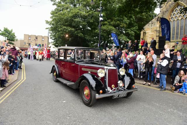 Crowds line the streets for Houghton Feast parade 2021