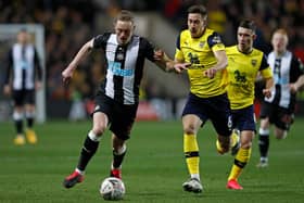 Newcastle United's English midfielder Sean Longstaff (L) vies with Oxford United's Spanish midfielder Alex Rodriguez Gorrin (R)