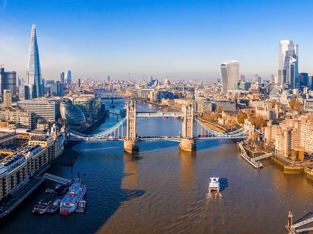Average house price in 2000: £364,366. Average house price in 2020: £786,760. Percentage value change: 116