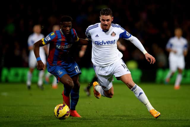 LONDON, ENGLAND - NOVEMBER 03:  Connor Wickham of Sunderland is closed down by Wilfried Zaha of Crystal Palace during the Barclays Premier League match between Crystal Palace and Sunderland at Selhurst Park on November 3, 2014 in London, England.  (Photo by Clive Rose/Getty Images)