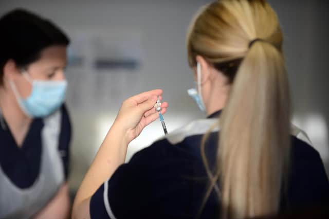 A health worker prepares a dose of covid vaccine.