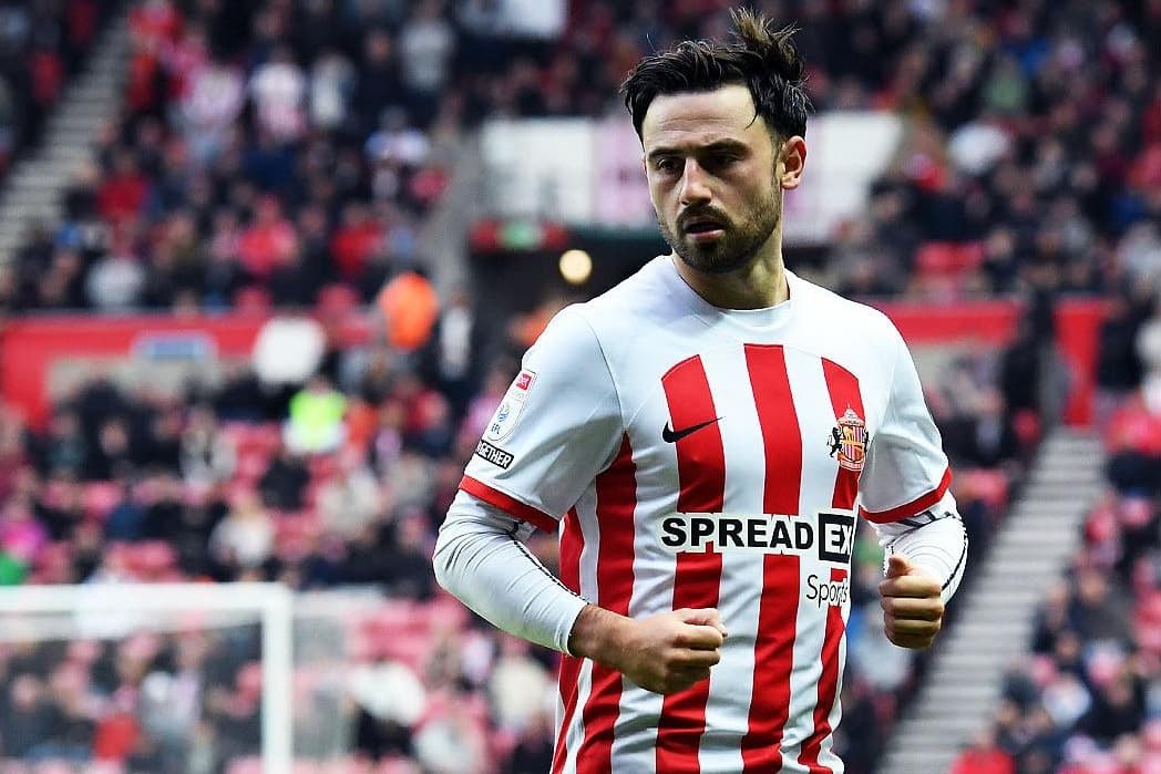 Patrick Roberts gibt Chris Rigg und Eliezer Mayenda inmitten der ...