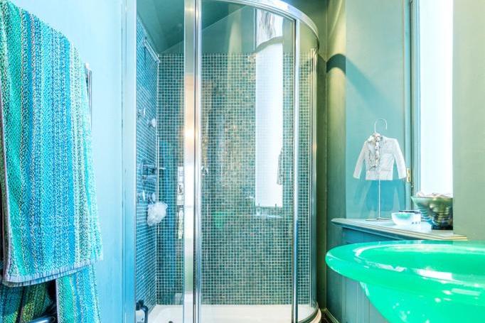 Shower room.