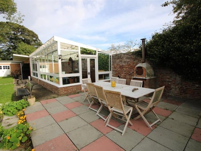 The garden is perfect for outdoor entertainment.