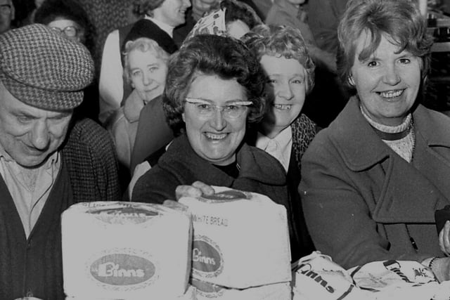 Bread queues at Binns in 1975.