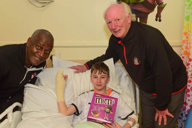 Sunderland AFC legends Gary Bennett and Micky Horswill with hospital patient Karter Wear (12).