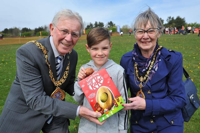 The Mayor of Sunderland Harry Truman presents 8-10 age group winner Max Burn  with his egg.  Picture by FRANK REID