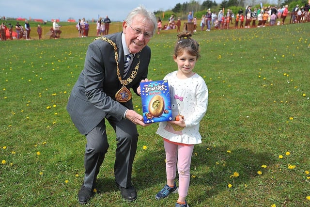Mayor of Sunderland Harry Trueman presents 4-5 age group winner Mia Holland with her egg.  Picture by FRANK REID
