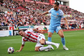 STOKE ON TRENT, ENGLAND - AUGUST 20: Phil Jagielka of Stoke City battles for the ball whilst under pressure from of Bailey Wright of Sunderland during the Sky Bet Championship between Stoke City and Sunderland at Bet365 Stadium on August 20, 2022 in Stoke on Trent, England. (Photo by Clive Brunskill/Getty Images)