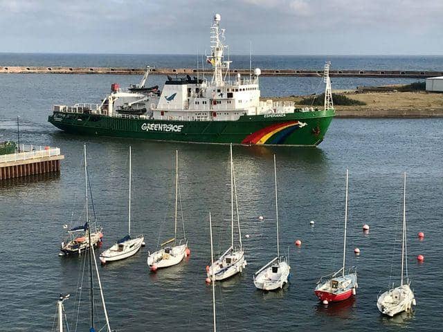 Greenpeace ship Esperanza sails into Sunderland. Picture by Anna Sheils.