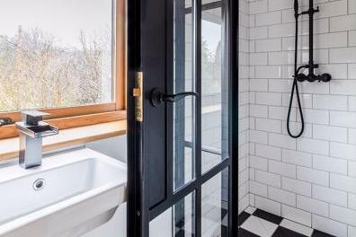 The ensuite to bedroom one.