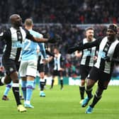 NEWCASTLE UPON TYNE, ENGLAND - NOVEMBER 30: Jetro Willems of Newcastle United celebrates after scoring his team's first goal during the Premier League match between Newcastle United and Manchester City at St. James Park on November 30, 2019 in Newcastle upon Tyne, United Kingdom. (Photo by Ian MacNicol/Getty Images)