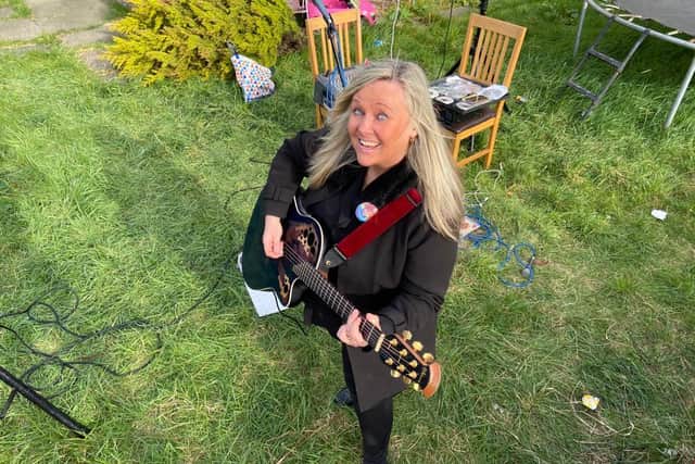Singer Elaine Rennie has been singing in her garden to raise funds for the NHS.