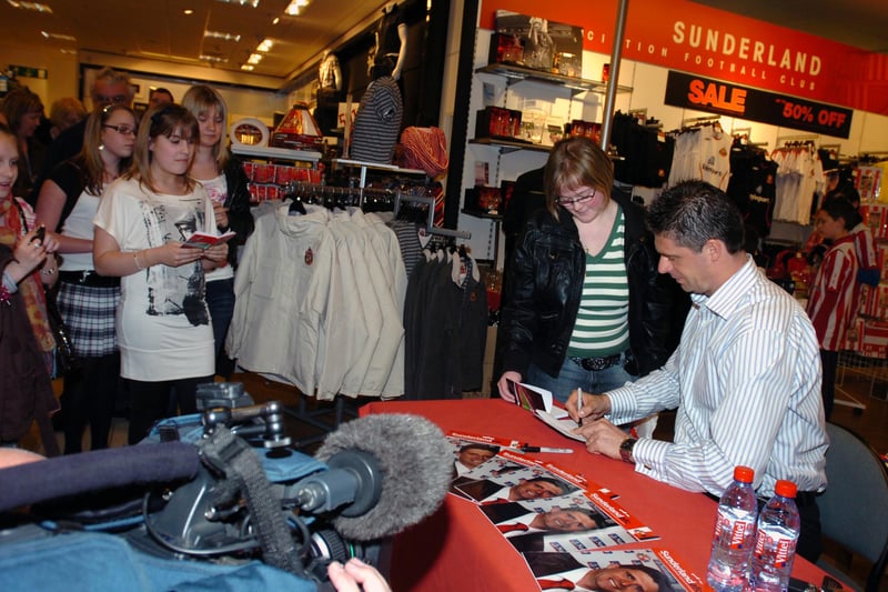 The then Sunderland chairman Niall Quinn was a big attraction when he met fans in the SAFC shop in Debenhams in 2009.