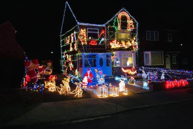 Neil's house is covered in over 6000 lights to raise money for his 8-year-old neighbour William.