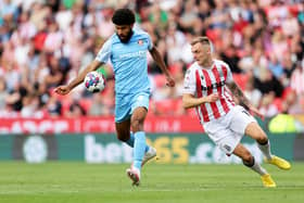 STOKE ON TRENT, ENGLAND - AUGUST 20:  Ellis Simms of Sunderland attempts to move past Ben Wilmot of Stoke City during the Sky Bet Championship between Stoke City and Sunderland at Bet365 Stadium on August 20, 2022 in Stoke on Trent, England. (Photo by Clive Brunskill/Getty Images)