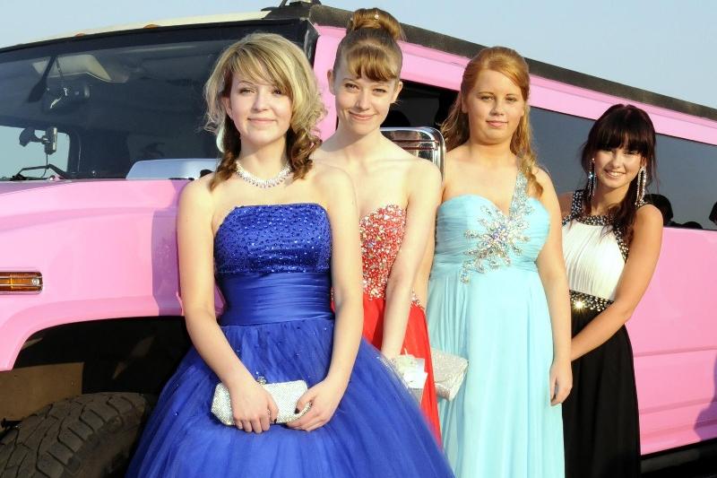 Now that's how you arrive in grand fashion for your prom.