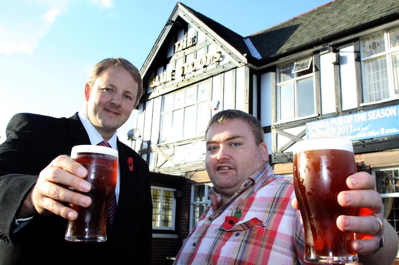 Toby Perkins MP with pub landlord at the Blue Stoops Anthony Payne