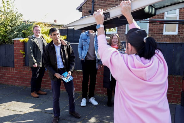 Rishi Sunak explaining to one local resident why they should vote for his party.

Picture by Andrew Parsons CCHQ / Parsons Media