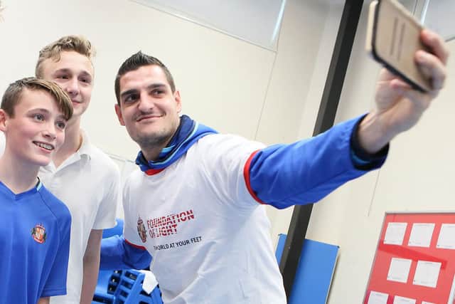 Vito Mannone poses for a selfie with pupils