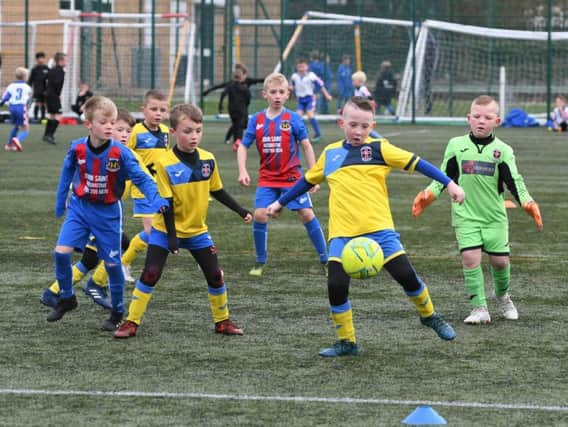 Russell Foster 2018 at Farringdon Academy. Durham City Juniors Colts, yellow, versus Hebburn Town Blues Barca, red and blue.