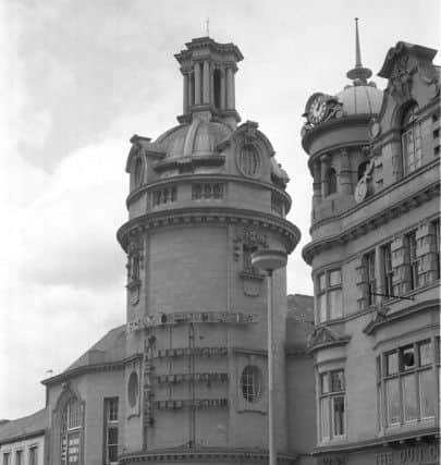 Sunderland Empire s entrance in the 1970s.