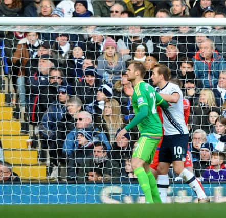 Sunderland's Jan Kirchhoff marks Harry Kane at a corner on his debut at Spurs