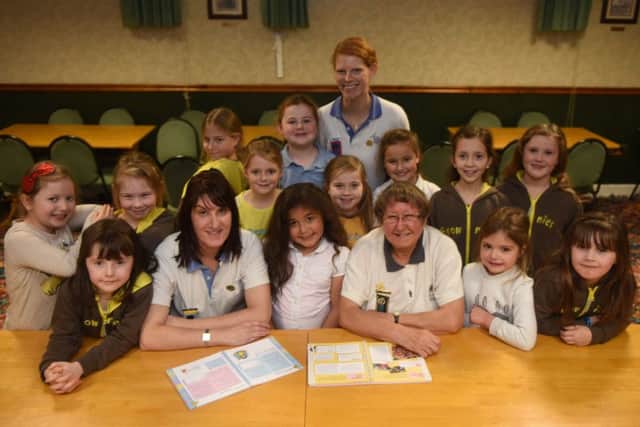 Tawny Owl Jennie Coatsworth, Barn Owl Dawn Coatsworth and Snowy Owl Alyson Allday with members of the 1st Horden Brownies.