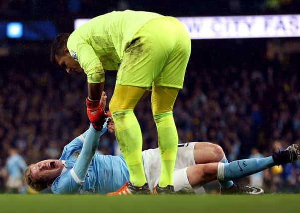Everton keeper Joel Robles with the injured Kevin De Bruyne