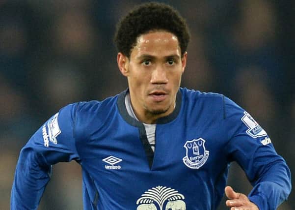 Steven Pienaar will have another week's training with Sunderland as David Moyes ponders a potential contract offer