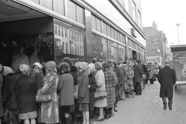 A queue for the Binns Christmas sale in 1977.