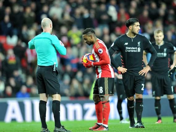 Jermain Defoe steps up to take Sunderland's second penalty