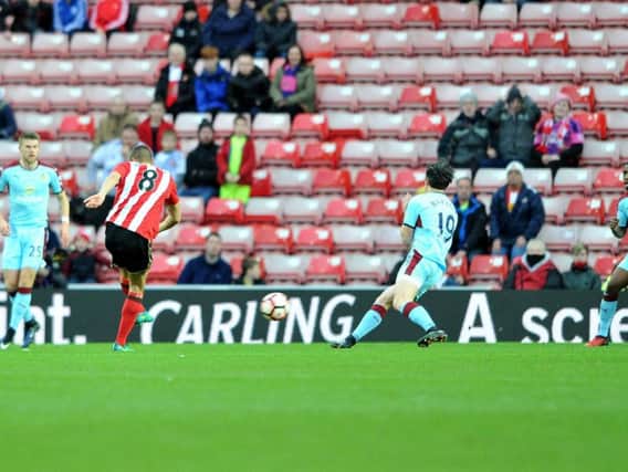 Jack Rodwell has a crack at goal for Sunderland. Picture by FRANK REID