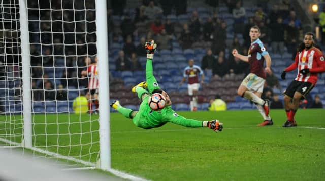 Vito Mannone can't keep out Sam Vokes' header
