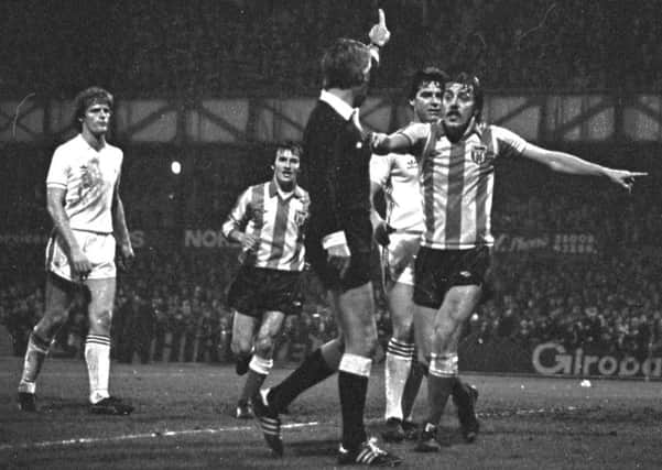Sunderland striker John Hawley moans to referee Challinor as Gordon McQueen, Stan Cummins and Martin Buchan look on