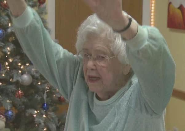105-year-old Lil Hansen doing a workout.