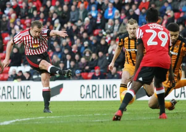 Lee Cattermole fires in a shot in Sunderland's 1-0 win over Hull.